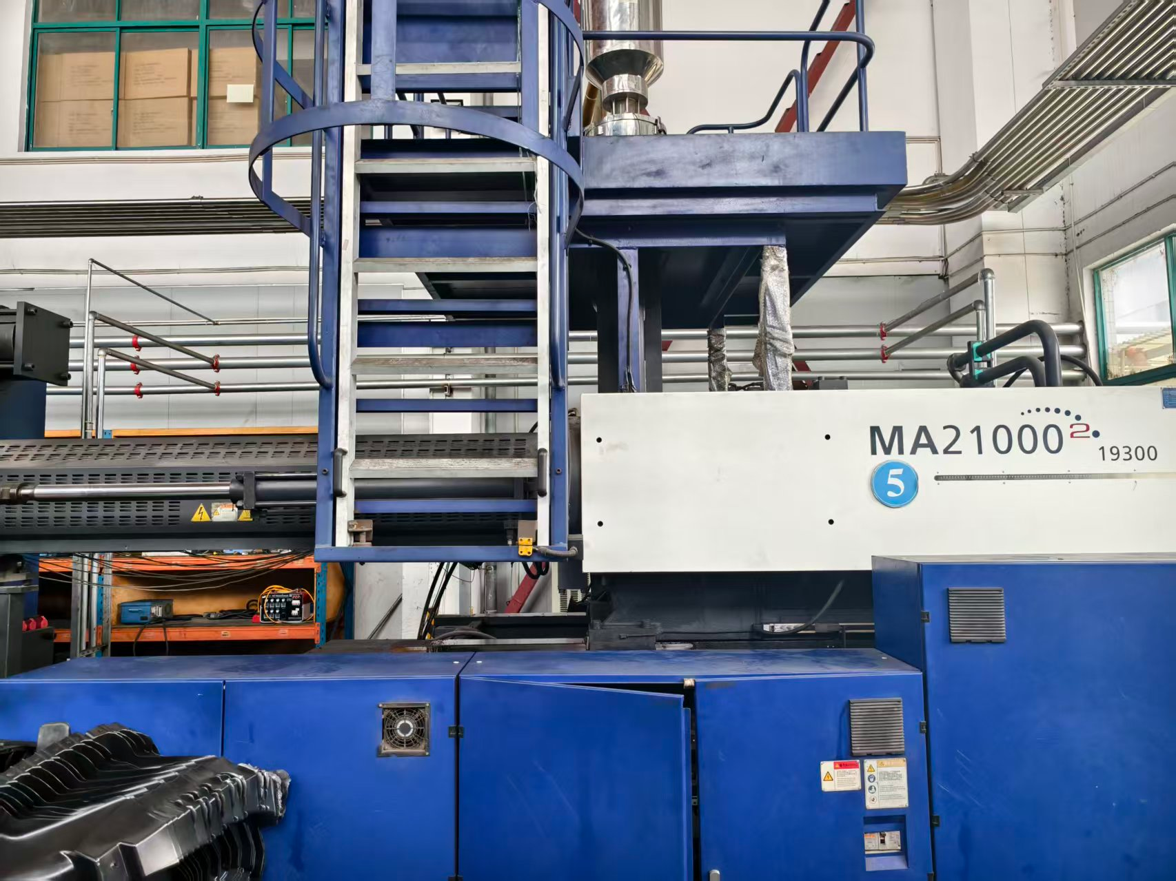 Large-tonnage injection molding equipment on the Feng Cheng production floor